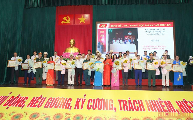 Trao tặng Bằng khen cho các tập thể tiêu biểu trong thực hiện mô hình “Học tập và làm theo tư tưởng, đạo đức, phong cách Hồ Chí Minh” giai đoạn 2017-2022.