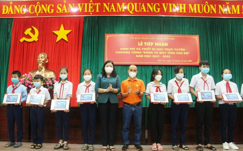 Lãnh đạo tỉnh Bến Tre trao thiết bị học trực tuyến cho các em học sinh có hoàn cảnh khó khăn.