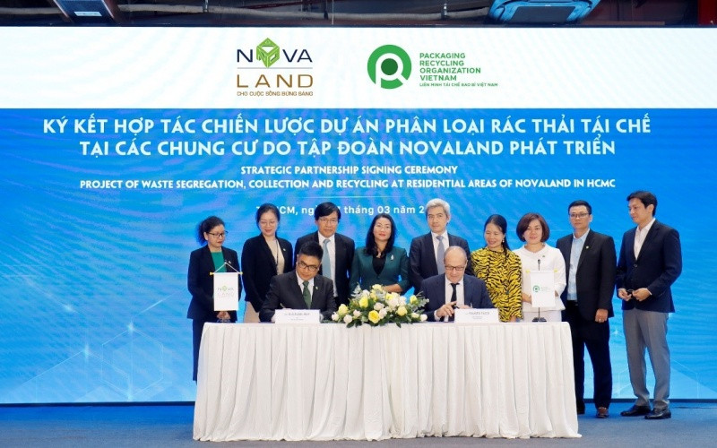 Đại diện Tập đoàn Novaland và Liên minh tái chế bao bì Việt Nam (PRO Việt Nam) thực hiện nghi thức ký kết hợp tác.