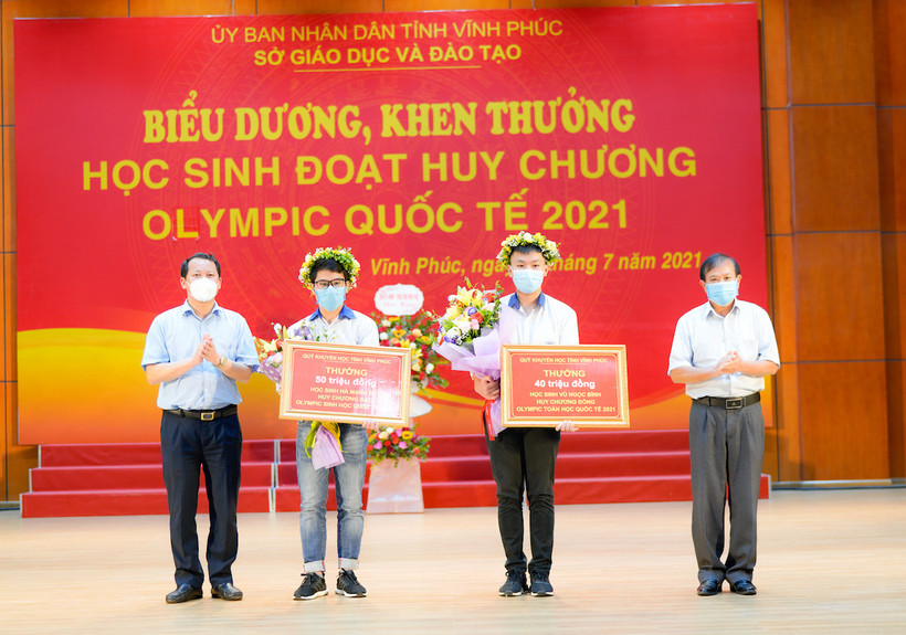 Lãnh đạo tỉnh Vĩnh Phúc biểu dương, khen thưởng hai học sinh Hà Mạnh Duy và Vũ Ngọc Bình. Ảnh: Bộ GD-ĐT 