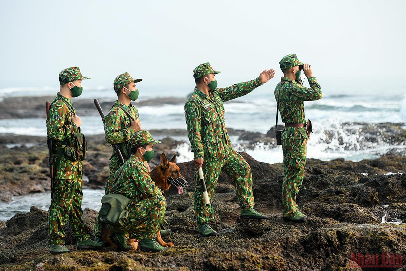 Cán bộ, chiến sĩ Đồn biên phòng cửa khẩu cảng Kỳ Hà thực hiện công tác bảo vệ chủ quyền an ninh biên giới quốc gia. (Ảnh: THÀNH ĐẠT) 