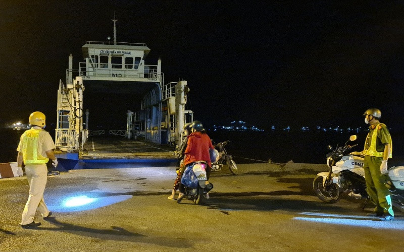 Lực lượng Cảnh sát giao thông - trật tự đã dẫn đường đưa 4 người đến bến phà Năng Gù để sang sông về huyện Châu Phú.