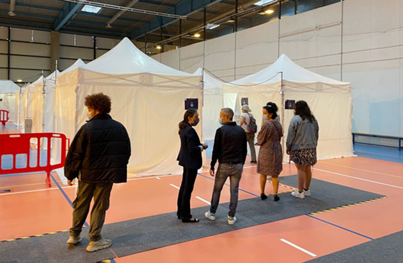 Pháp khuyến khích người dân đi tiêm chủng vaccine ngừa Covid-19.