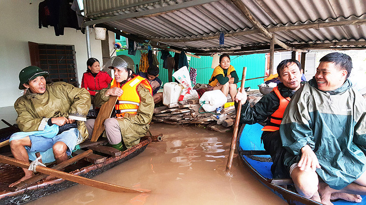 Những người “lái đò” hội ý sau một ngày giúp dân vượt lũ. 