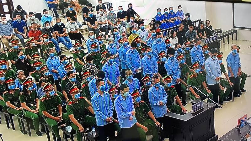 Các bị cáo nghe Hội đồng xét xử tuyên án.