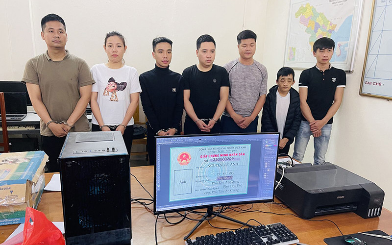 Bảy đối tượng trong ổ nhóm tội phạm sử dụng công nghệ cao cùng tang vật. 