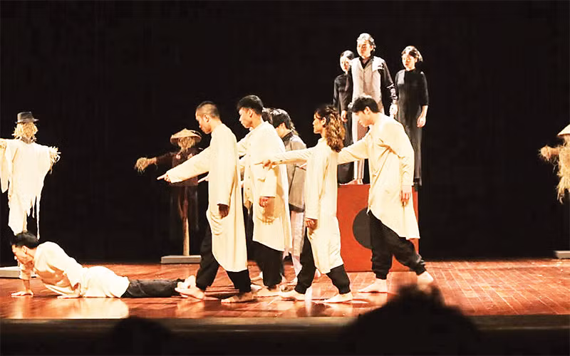 Cảnh trong vở Ê-đíp làm vua của sinh viên Trường đại học Sân khấu - Ðiện ảnh Hà Nội.