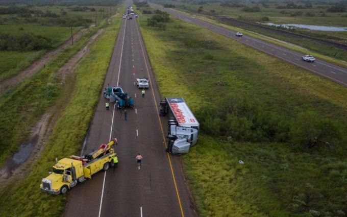 Lốc xoáy quật đổ xe tải đang di chuyển trên đường tại bang Texas. (Ảnh: Reuters)