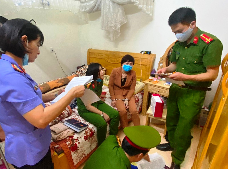 Lực lượng chức năng khám xét nơi ở của đối tượng.