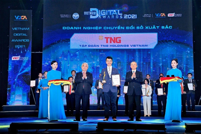 Ông Trần Tuấn Việt, đại diện  TNG Holdings Vietnam nhận giải thưởng. 