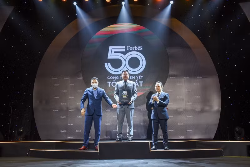 Ông Hà Trọng Khiêm, Phó Tổng Giám đốc MB nhận giải.