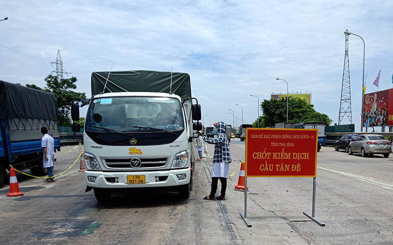 Các chốt kiểm dịch tỉnh Thái Bình kiểm soát chặt người, phương tiện ra vào địa bàn trong bối cảnh dịch Covid-19 còn diễn biến phức tạp.