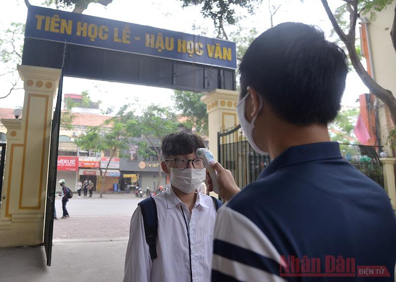 Kiểm tra thân nhiệt cho học sinh (Ảnh: THUỶ NGUYÊN)