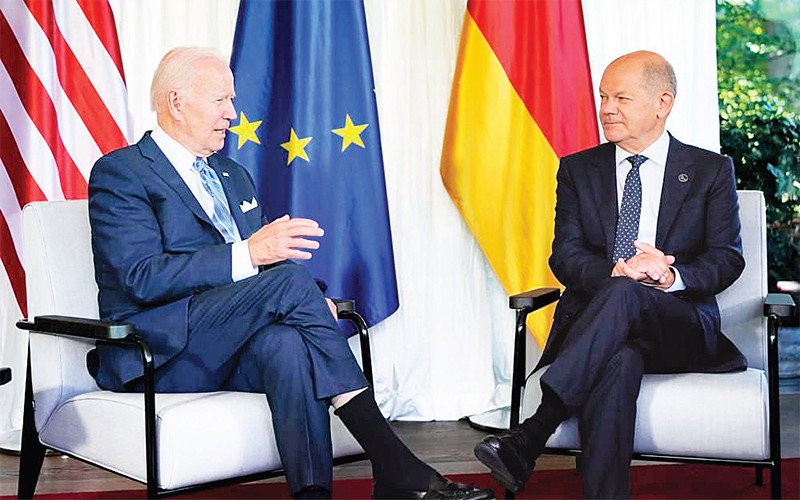 Các nhà lãnh đạo Mỹ, Ðức gặp song phương bên lề Hội nghị cấp cao G7. (Ảnh AP) 