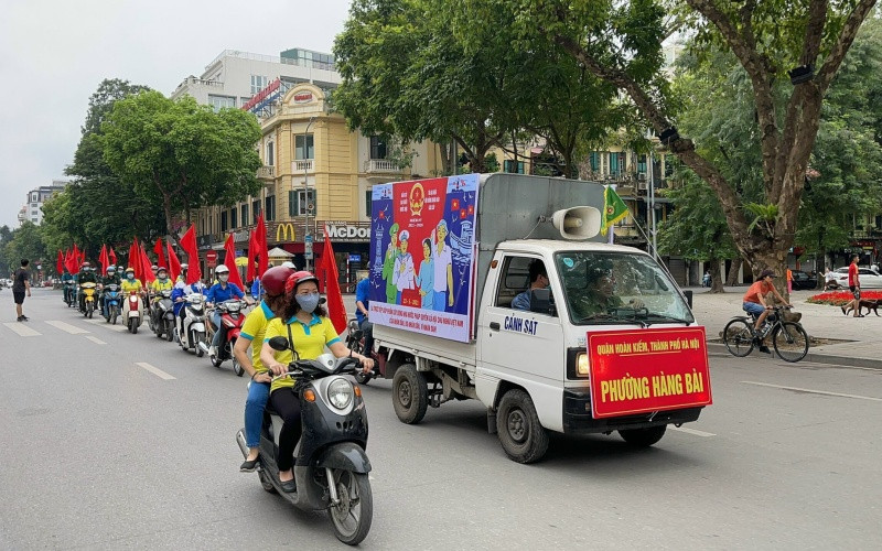Các đơn vị đẩy mạnh tuyên truyền trên hệ thống phát thanh kết hợp cổ động trực quan, nhằm nâng cao ý thức phòng, chống dịch Covid-19 cho người dân.
