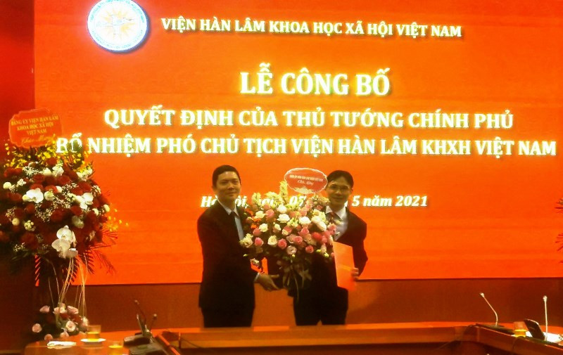 Trao quyết định bổ nhiệm đồng chí Nguyễn Đức Minh làm Phó Chủ tịch Viện Hàn lâm KHXH Việt Nam.