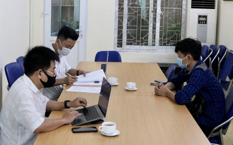 Thanh tra Sở Thông tin và Truyền thông TP Hải Phòng xử lý đối với ông D. Đ. V do thông tin sai sự thật trên mạng xã hội.