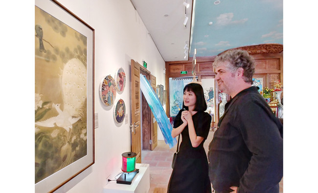 Khách tham quan đến với triển lãm Từ truyền thống đến truyền thống.