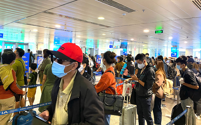 Hành khách xếp hàng làm thủ tục tại Cảng hàng không quốc tế Tân Sơn Nhất dịp lễ 30-4 vừa qua.