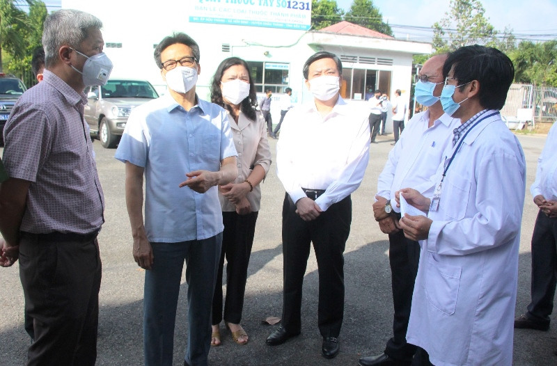 Phó Thủ tướng Vũ Đức Đam kiểm tra công tác phòng, chống dich Covid-19 tại Bệnh viện Lao và Bệnh phổi tỉnh Bến Tre.