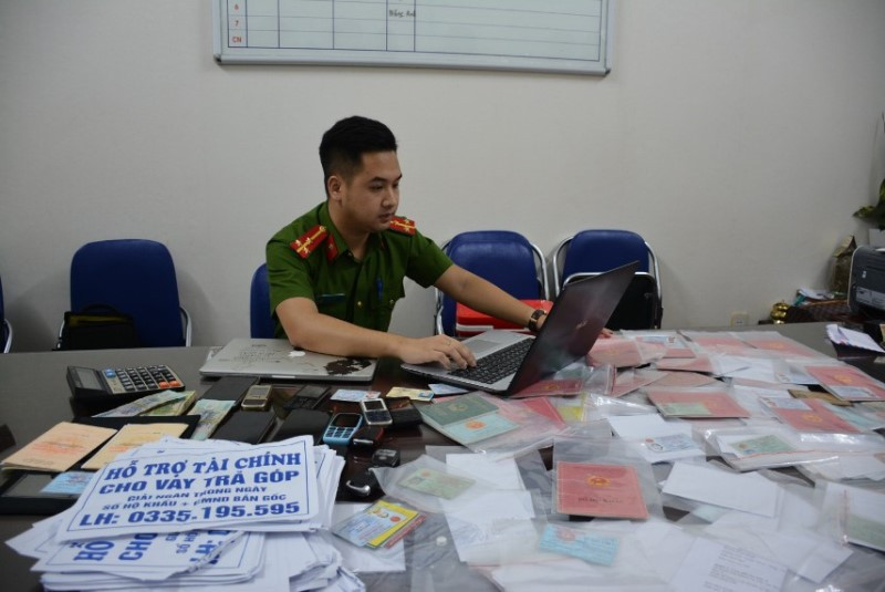 Lực lượng công an thu giữ nhiều tang vật liên quan việc cho vay nặng lãi của các đối tượng.