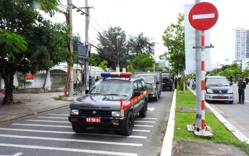 Lực lượng Phòng hóa tập trung tại đường Ngô Quyền, trước Bệnh viện Sơn Trà.