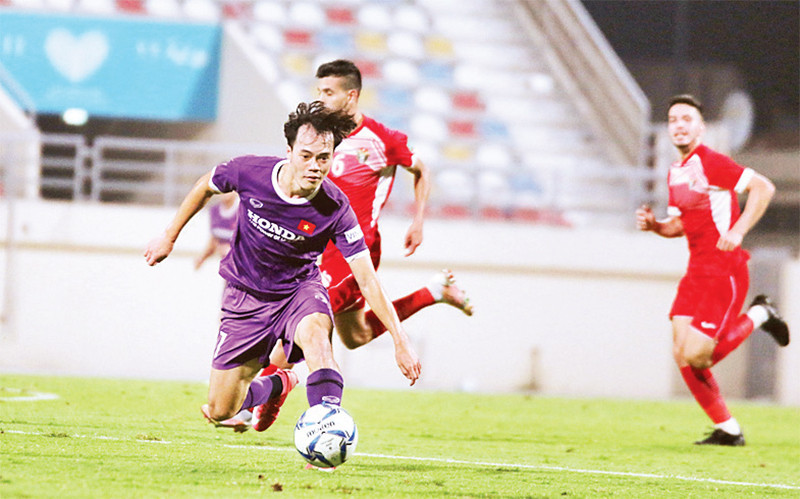 Nỗ lực đi bóng của tiền đạo Văn Toàn (áo tím) trong trận giao hữu với đội tuyển Gioóc-đa-ni. Ảnh: VFF