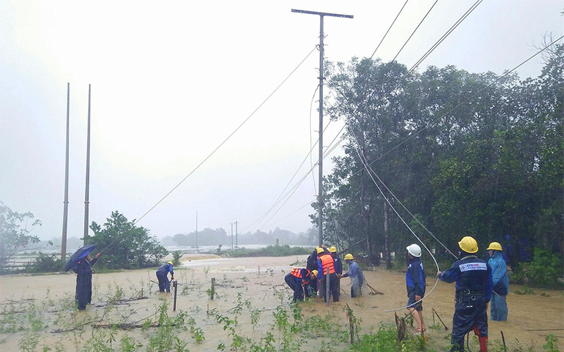 Công nhân Điện lực Thừa Thiên Huế khắc phục sự cố ngay khi gió vừa giảm.