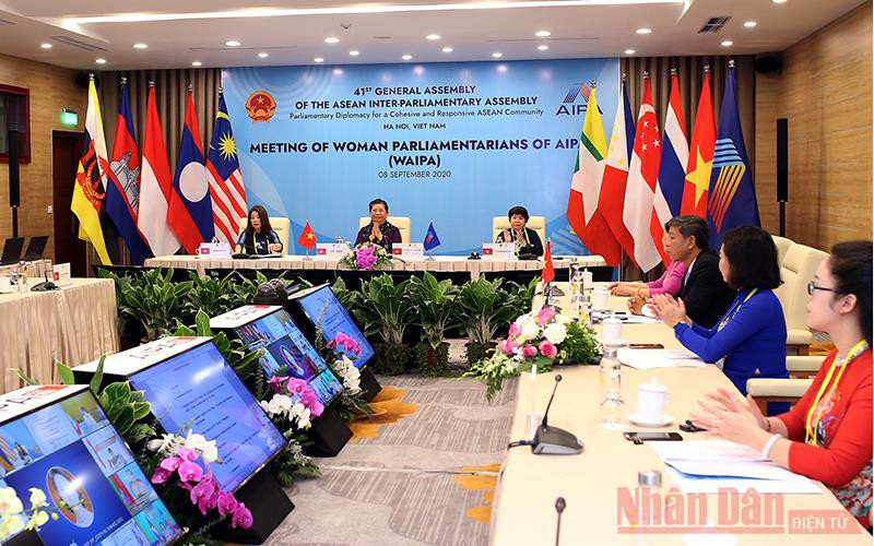 Quang cảnh Hội nghị trực tuyến “Thúc đẩy vai trò của nữ nghị sĩ trong bảo đảm việc làm và thu nhập của lao động nữ”. Ảnh: DUY LINH