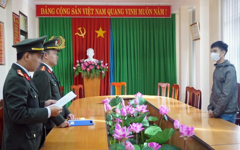 Cơ quan chức năng tống đạt quyết định xử phạt vi phạm hành chính với T.V.N.