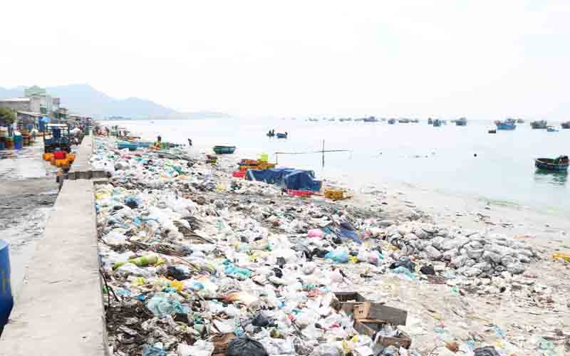 Rác thải đủ loại dồn ứ nhiều ngày thành đống lớn, kéo dài hàng km dọc theo kè chắn sóng ở xã Phước Diêm. 