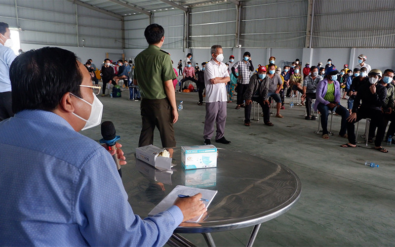 Lãnh đạo tỉnh Long An vận động người lao động ở lại làm việc.