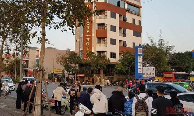 Rất đông người dân chứng kiến việc khám xét khách sạn Điệp Quy chiều 11/1.