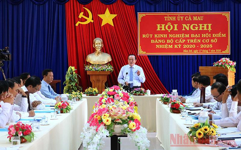 Phó Bí thư Thường trực Tỉnh ủy Cà Mau (đứng) chủ trì cuộc họp rút kinh nghiệm sau đại hội điểm cấp trên cơ sở.