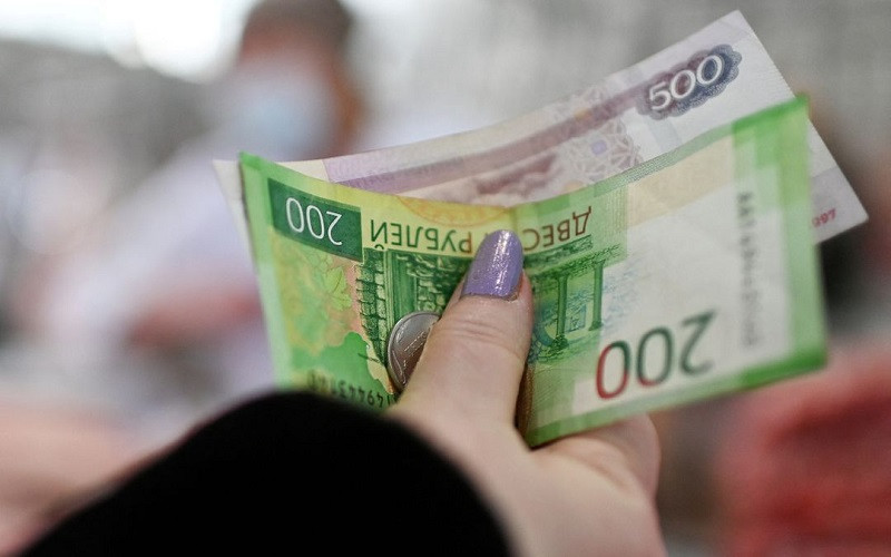 Khách hàng giao dịch bằng đồng ruble tại Nga. (Ảnh: Reuters)