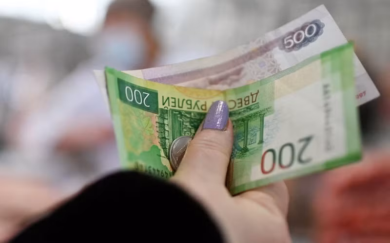 Khách hàng giao dịch bằng đồng ruble tại Nga. (Ảnh: Reuters)