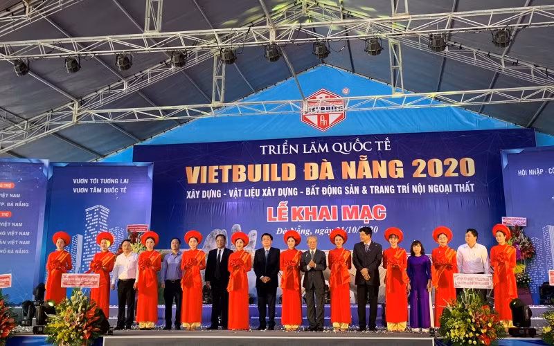 Ban Tổ chức và đại diện cơ quan quản lý cắt băng khai mạc triển lãm.