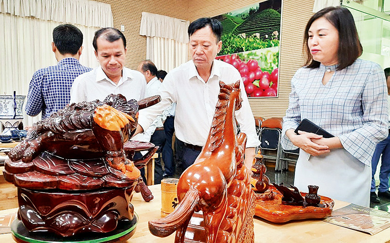 Sản phẩm thủ công mỹ nghệ được trưng bày tại quận 1.