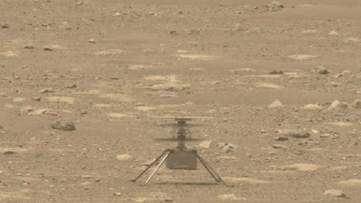 Trực thăng Ingenuity của NASA trong một chuyến bay trên sao Hỏa. (Ảnh cắt từ clip của NASA).