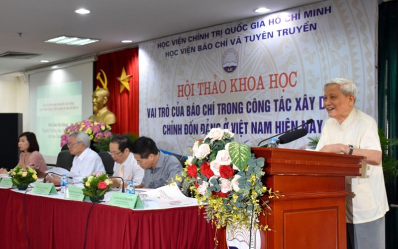 Đồng chí Hà Đăng, nguyên Ủy viên T.Ư Đảng, nguyên Tổng Biên tập Báo Nhân Dân, nguyên Trưởng Ban Tư tưởng - Văn hóa T.Ư phát biểu tại hội thảo.