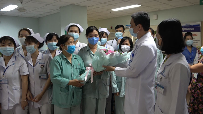 Lãnh đạo Bệnh viện đa khoa Đồng Nai tặng hoa cho bệnh nhân Khoa Ung bướu sau khi dỡ bỏ cách ly.