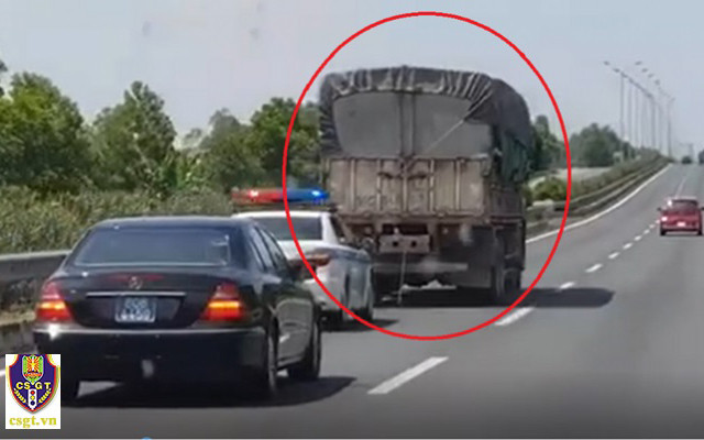 Lực lượng CSGT thuộc Cục CSGT đã tiến hành lập biên bản xử lý đối với một lái xe tải với hành vi không nhường đường cho đoàn xe ưu tiên trên cao tốc Pháp Vân - Cầu Giẽ, ngày 21-6-2020. (Ảnh: Cục CSGT). 