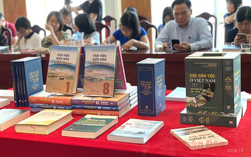 Trưng bày một số ấn phẩm nghiên cứu tiêu biểu.