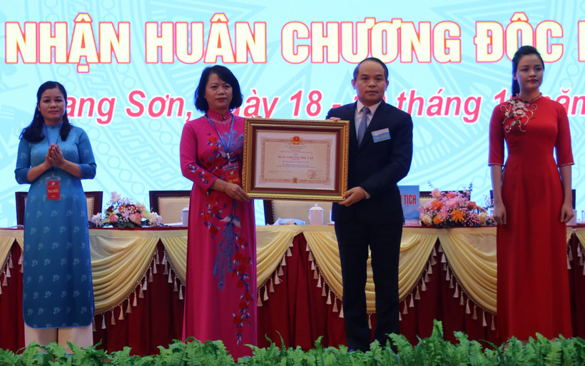 Đồng chí Nguyễn Quốc Đoàn, Ủy viên Trung ương Đảng, Bí thư Tỉnh ủy Lạng Sơn, thừa quyền của Chủ tịch nước trao tặng Huân chương Độc lập hạng Nhì cho Hội Liên hiệp phụ nữ tỉnh Lạng Sơn. 