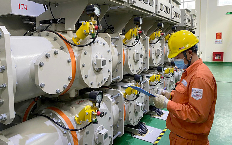 Công nhân Công ty Lưới điện cao thế TP Hà Nội kiểm tra thông số vận hành Trạm biến áp GIS 110 kV E8 Yên Phụ.