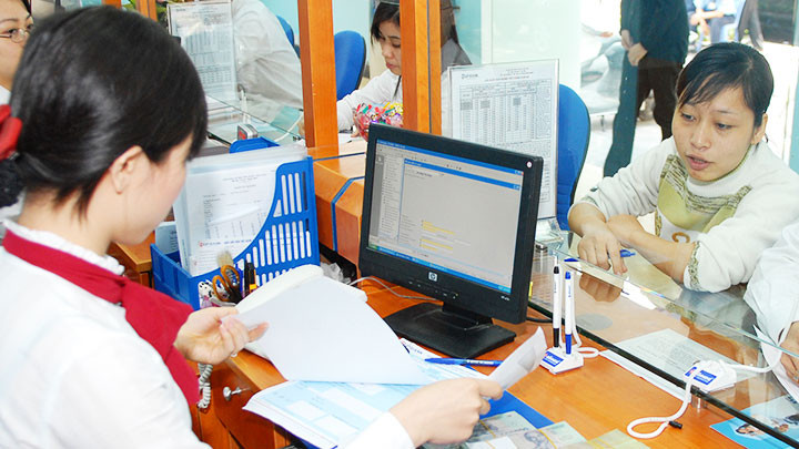 Hiện tại, lãi tiết kiệm kỳ hạn ba tháng cao nhất chưa tới 4%/năm. Ảnh: NAM HẢI