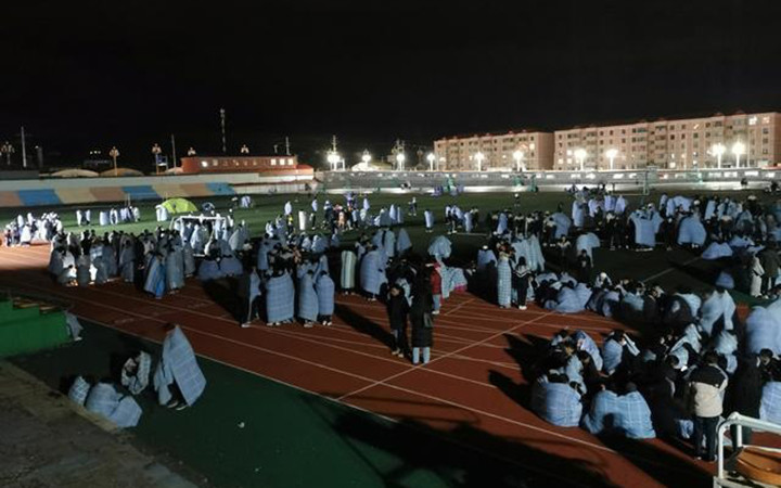 Sinh viên tại huyện Ma Đa được sơ tán khỏi ký túc xá trong đêm.