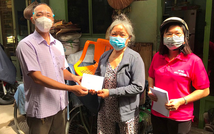 Chi trả hỗ trợ cho lao động tự do ở quận Bình Thạnh, TP Hồ Chí Minh (Ảnh: Quý Hiền).