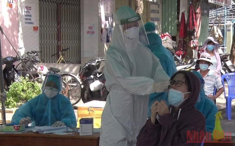 Lực lượng y tế tỉnh Long An lấy mẫu xét nghiệm tầm soát bệnh Covid-19. 