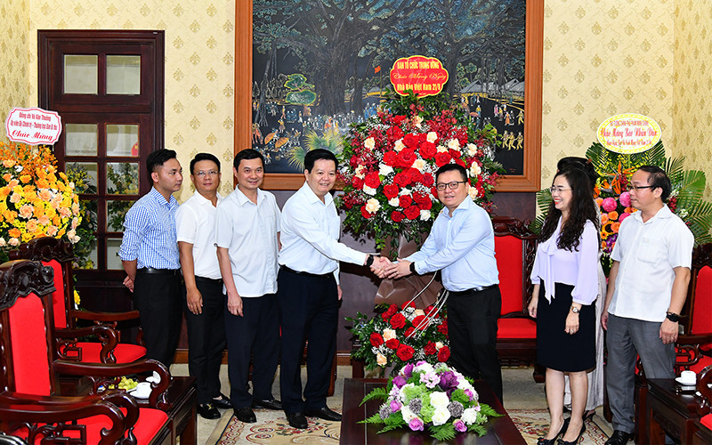 Tổng Biên tập Báo Nhân Dân Lê Quốc Minh cảm ơn đồng chí Mai Văn Chính và đoàn đại biểu Ban Tổ chức Trung ương đến chúc mừng Báo. (Ảnh: ĐĂNG KHOA)